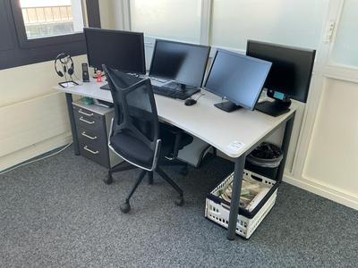 Overview picture of Desk set up